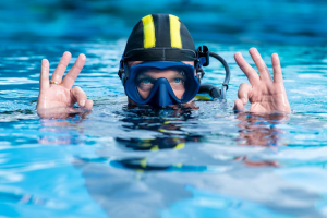 Scuba diver makes the ok sign with two hands